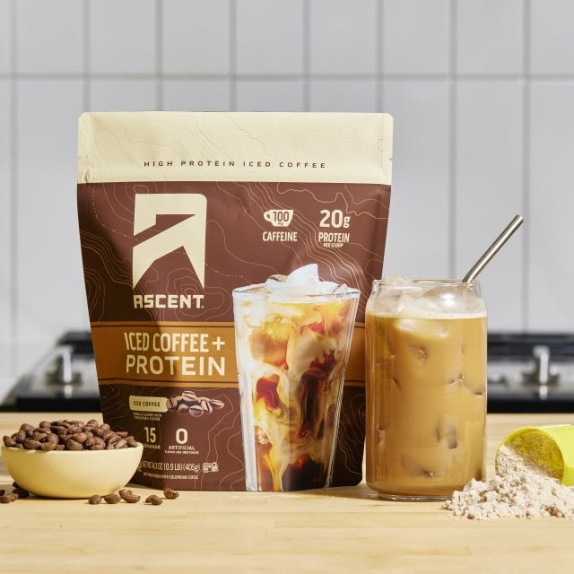 Ascent Iced Coffee + Protein servido — 20g de proteína, 100mg de cafeína