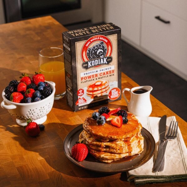 Panqueques Kodiak Cakes Power Cakes servidos — desayuno alto en proteína