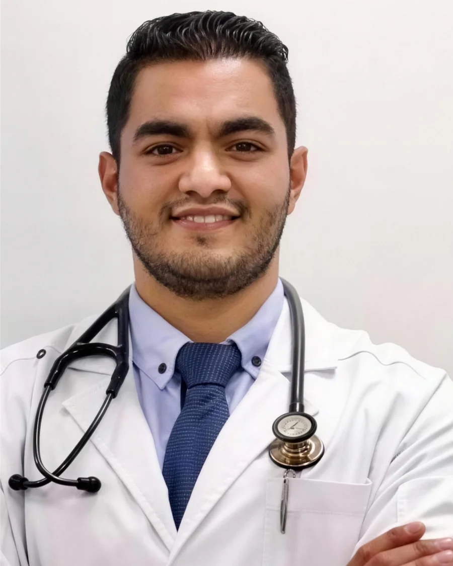 Retrato del doctor Allan Josué Pineda Rodríguez con bata blanca y estetoscopio.